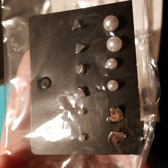 5/$25🌴Fashion Jewelry 6 Pairs Faux Pearl with Silver Colored Hardware Earrings - Picture 2 of 3